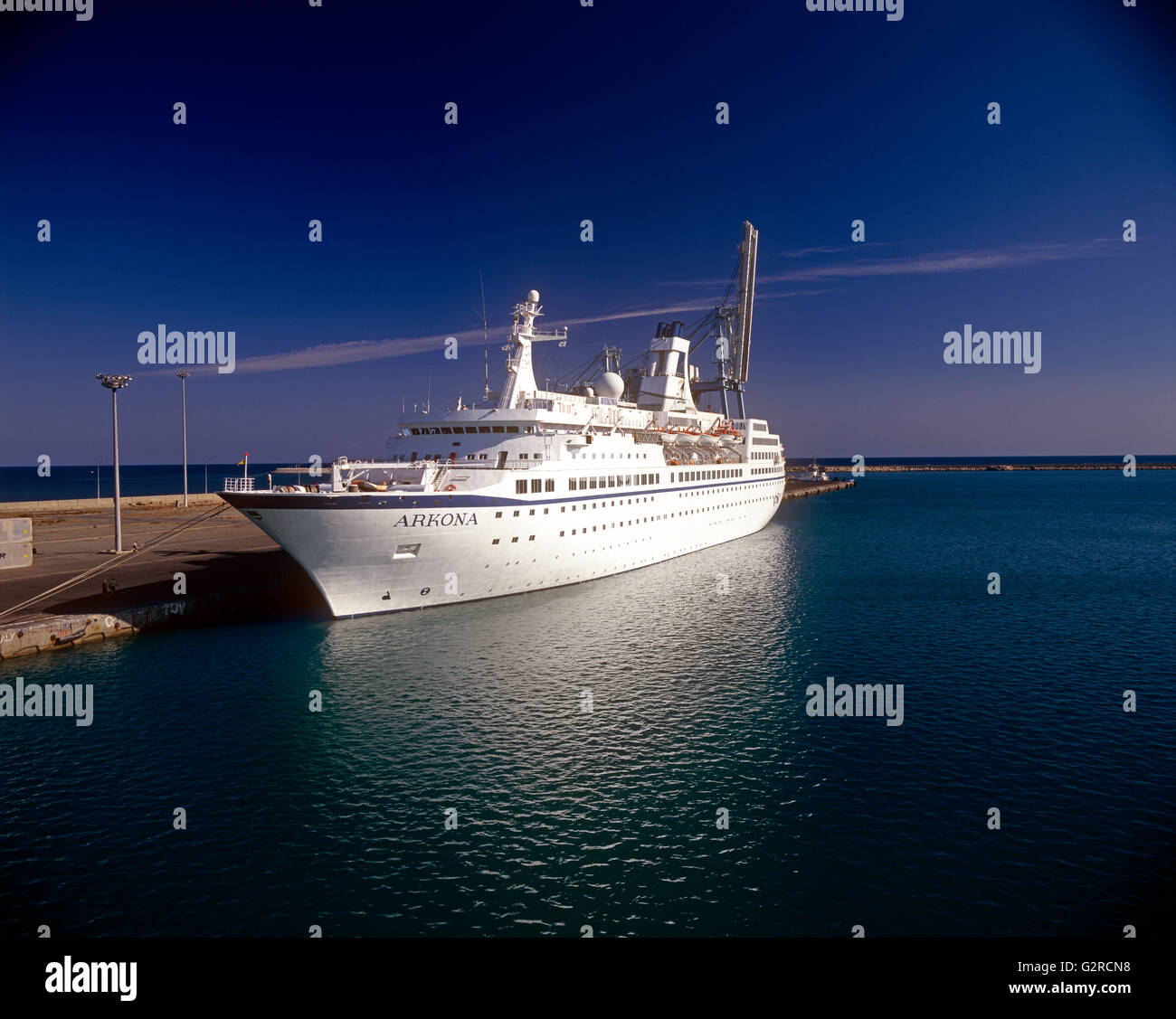 A white big boat hi res stock photography and images Alamy A white big boat hi res stock photography and images Alamy