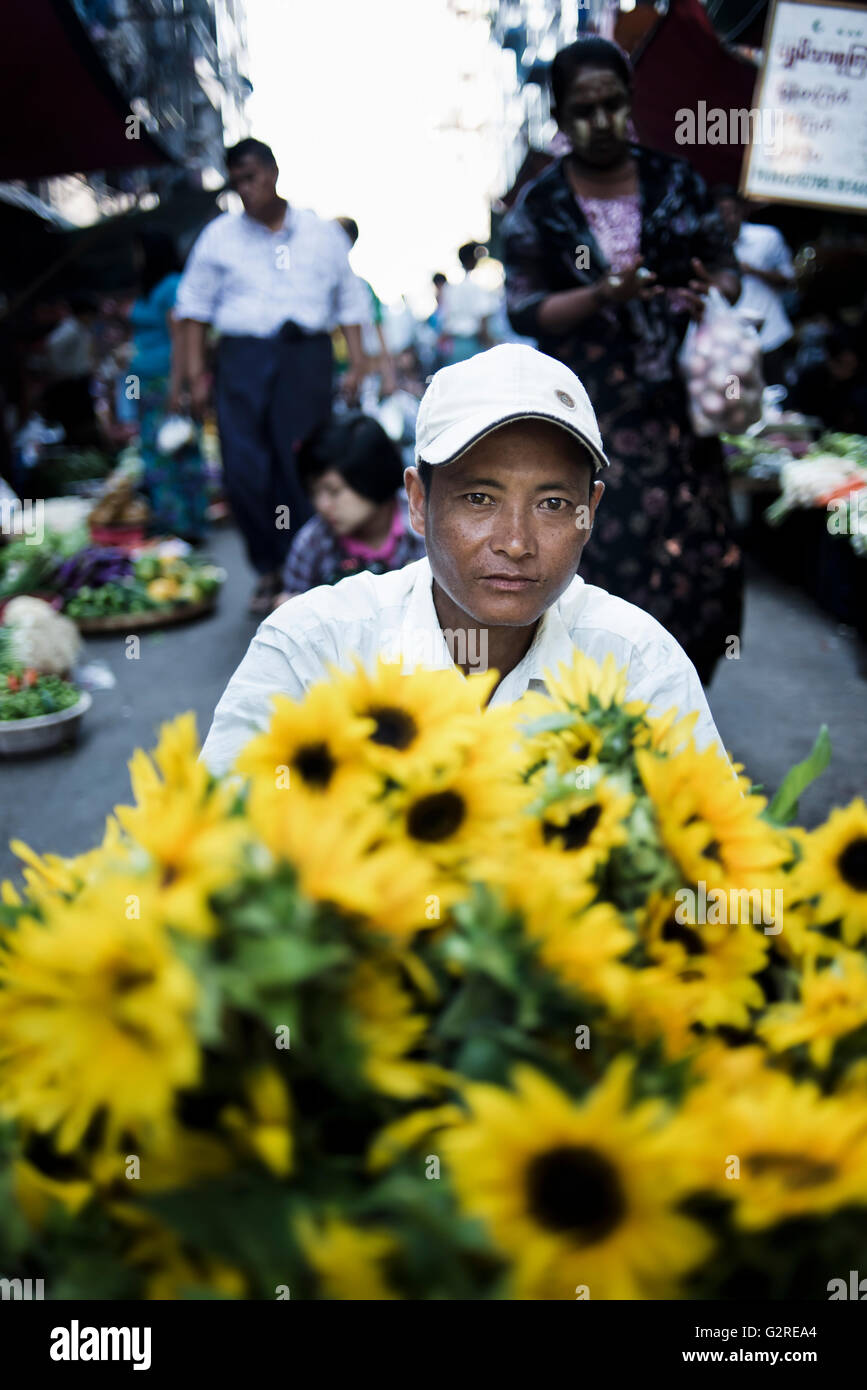 Flower vendor in a street market of Yangon, Myanmar Stock Photo Alamy