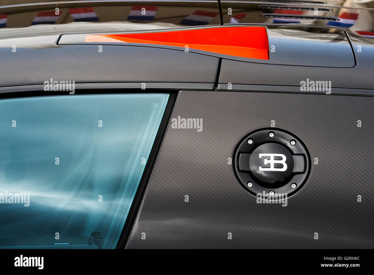 Red bugatti veyron hi-res stock photography and images - Alamy