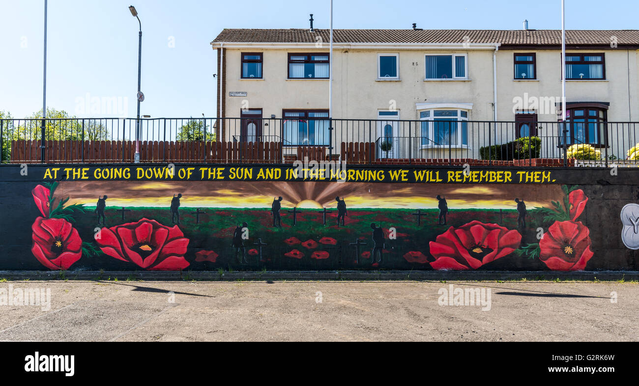 'At the going down of the sun and in the morning we will remember them' quotation on Loyalist mural on Ballyduff estate. Stock Photo