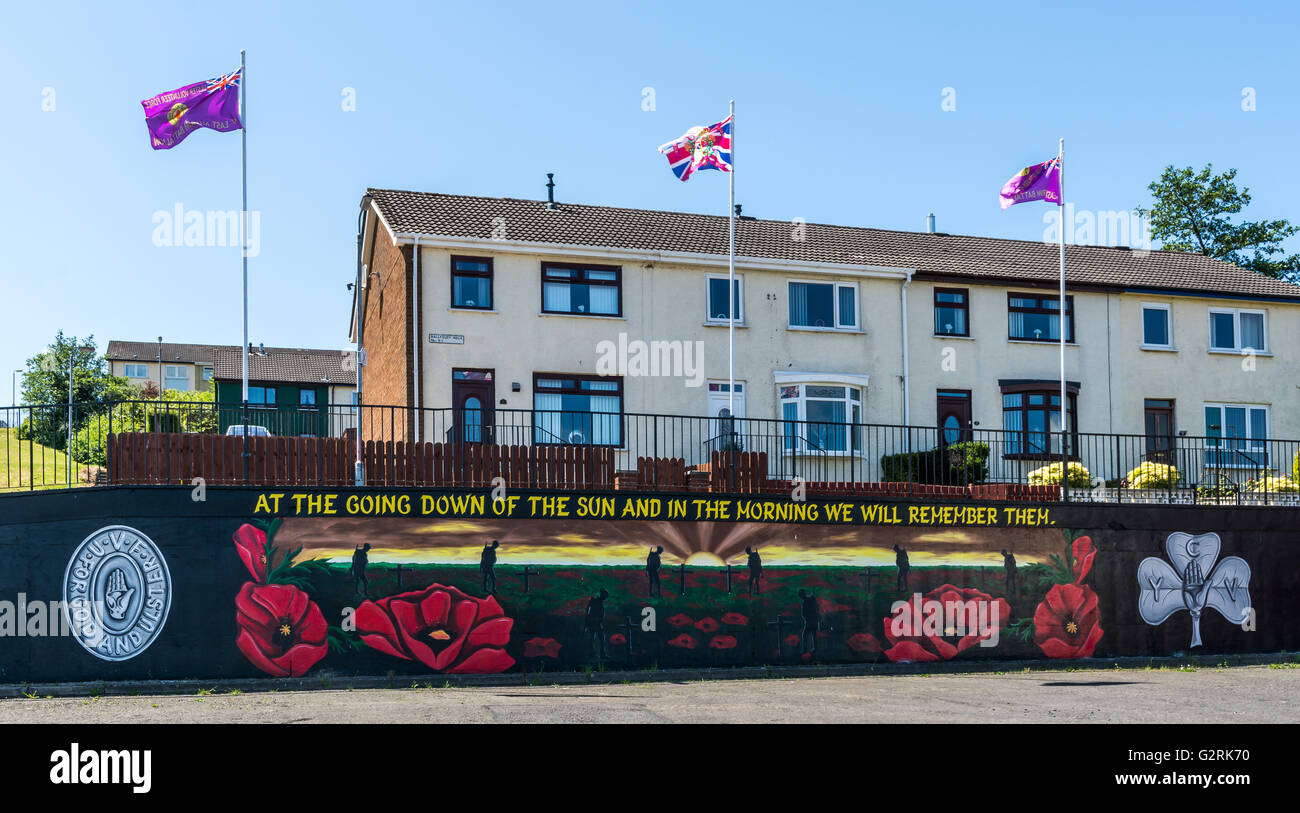 'At the going down of the sun and in the morning we will remember them' quotation on Loyalist mural on Ballyduff estate. Stock Photo