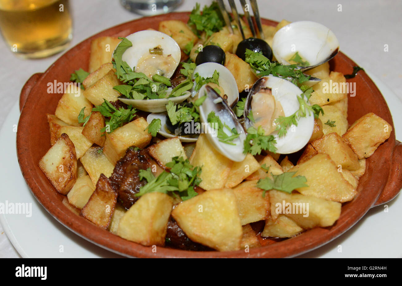 Clams with potatoes and chorizo hires stock photography and images Alamy