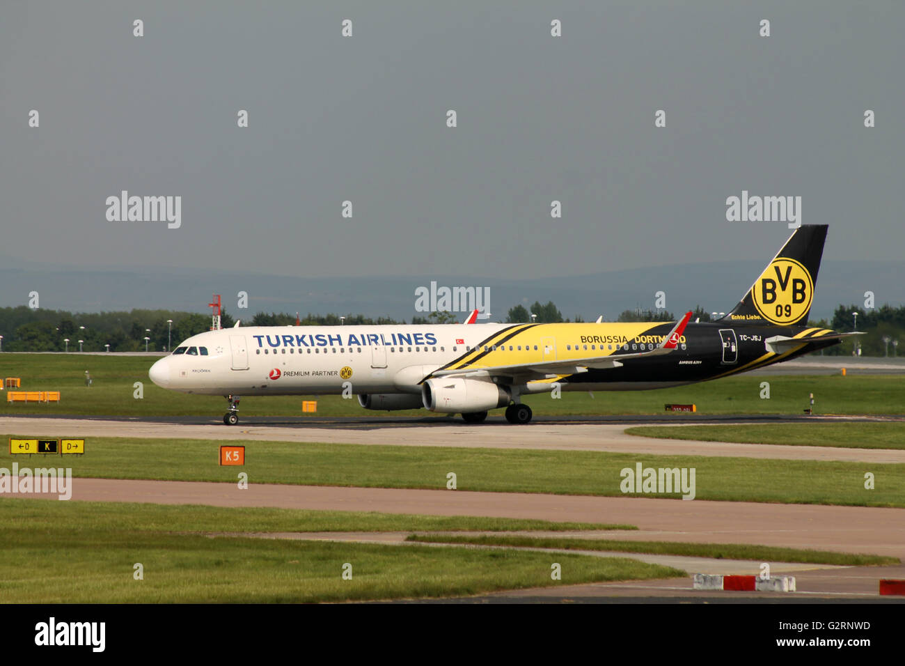 Turkish Airlines plane at Manchester Airport Stock Photo - Alamy