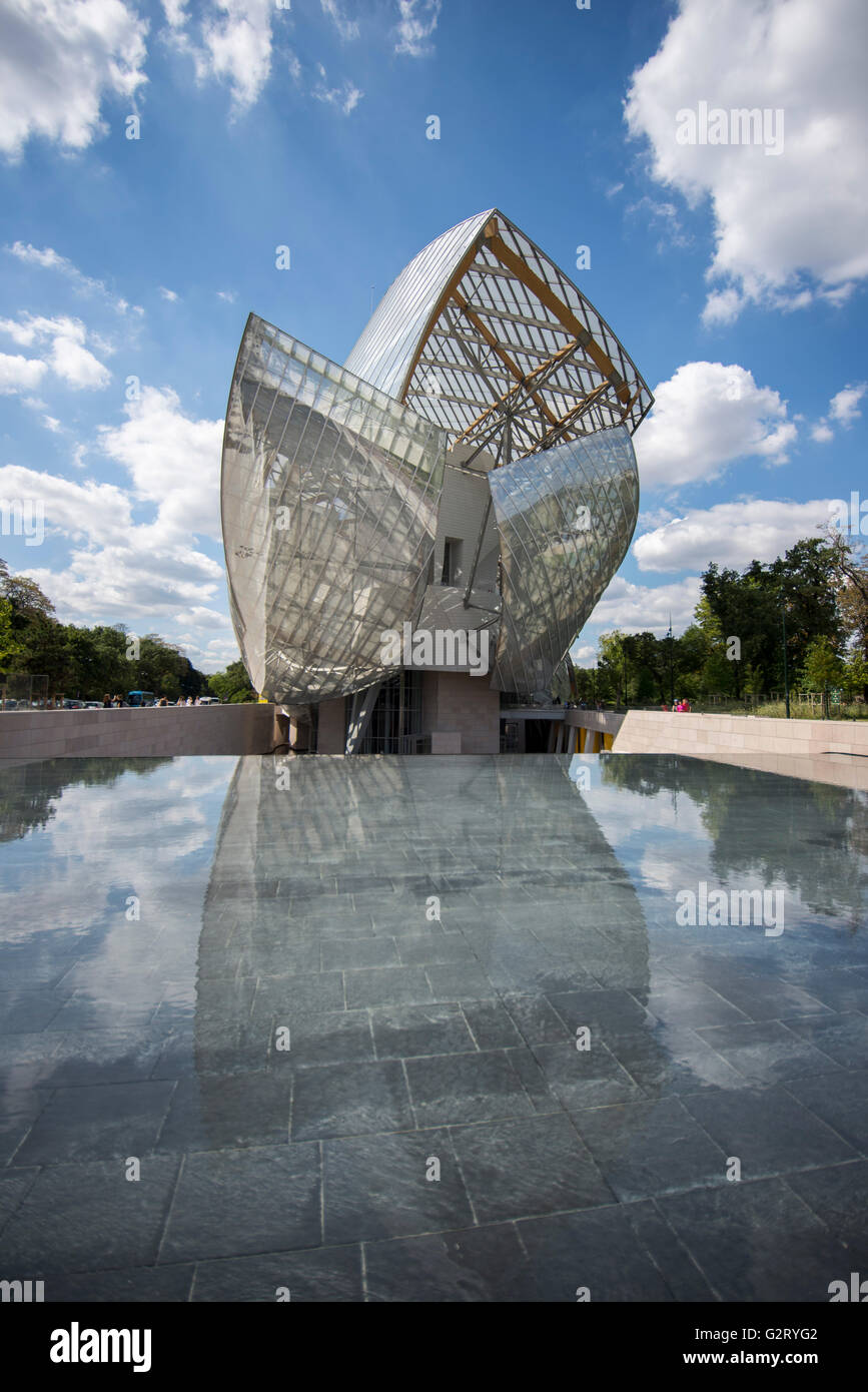 The Louis Vuitton Foundation building reflecting on the water in front of  it, Paris, France Stock Photo - Alamy