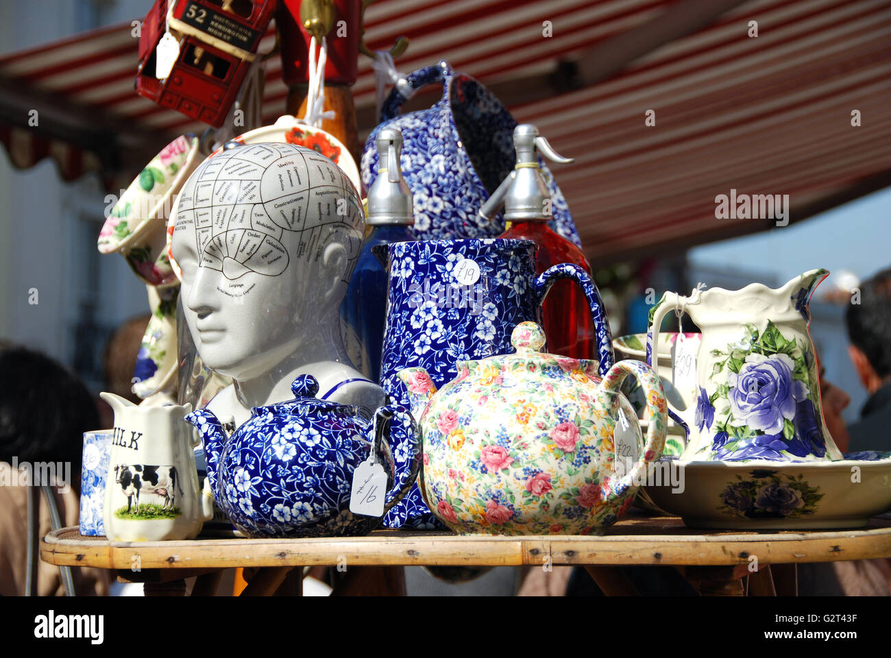 Portobello Road Antique market stall Stock Photo Alamy