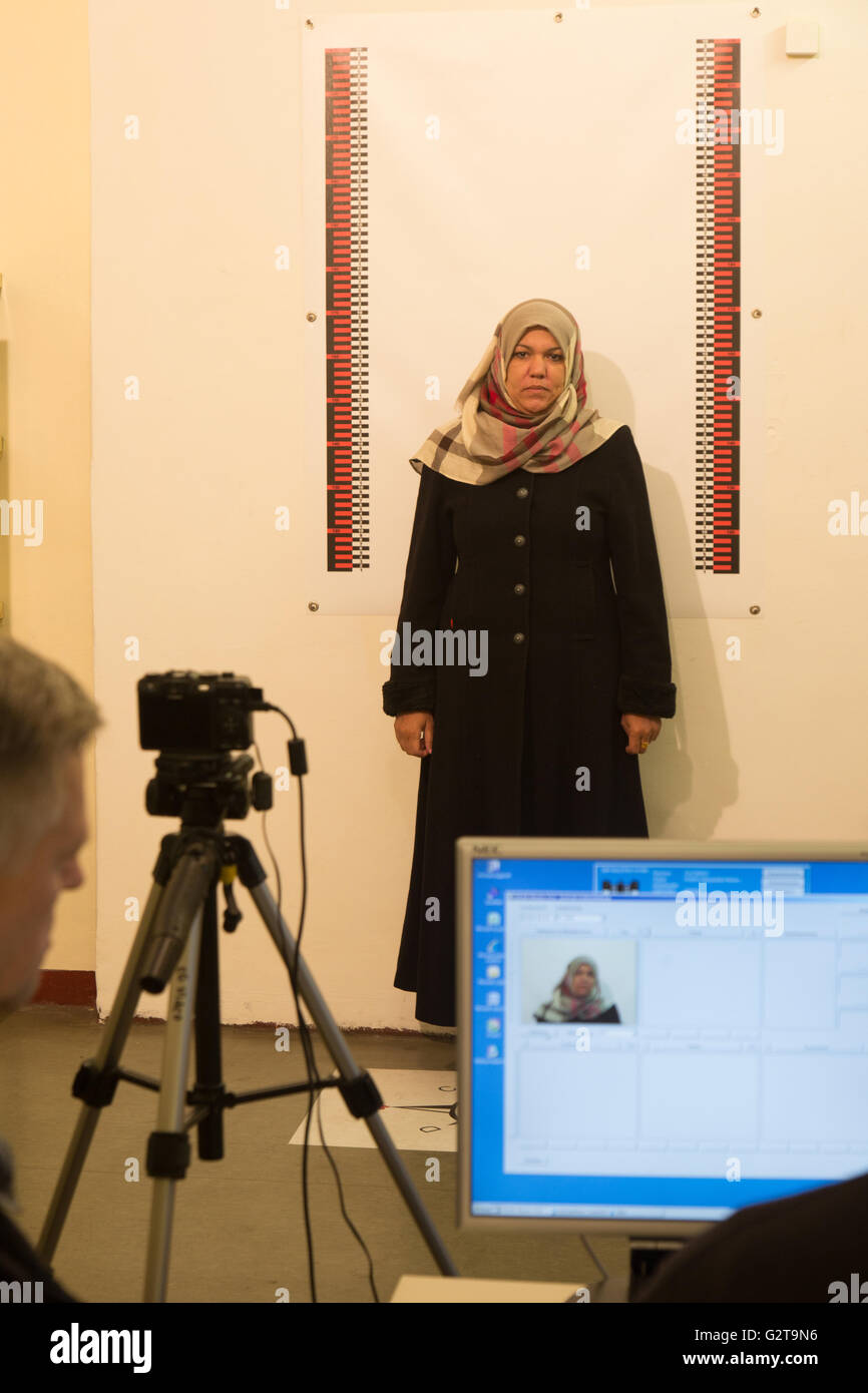 25.09.2015, Berlin, Berlin, Germany - A Syrian woman is photographed as asylum seekers for the first version. Here is a cooperation between the police, the State Office and the Bundeswehr is being tested, which accelerates the process of registration. In the branch office of the Central LaGeSo receiving means for asylum seekers in the Kruppstr. in Moabit. 00F150925D320CAROEX.JPG - NOT for SALE in G E R M A N Y, A U S T R I A, S W I T Z E R L A N D [MODEL RELEASE: NO, PROPERTY RELEASE: NO, (c) caro photo agency / Hechtenberg, http://www.caro-images.com, info@carofoto.pl - Any use of this pictur Stock Photo