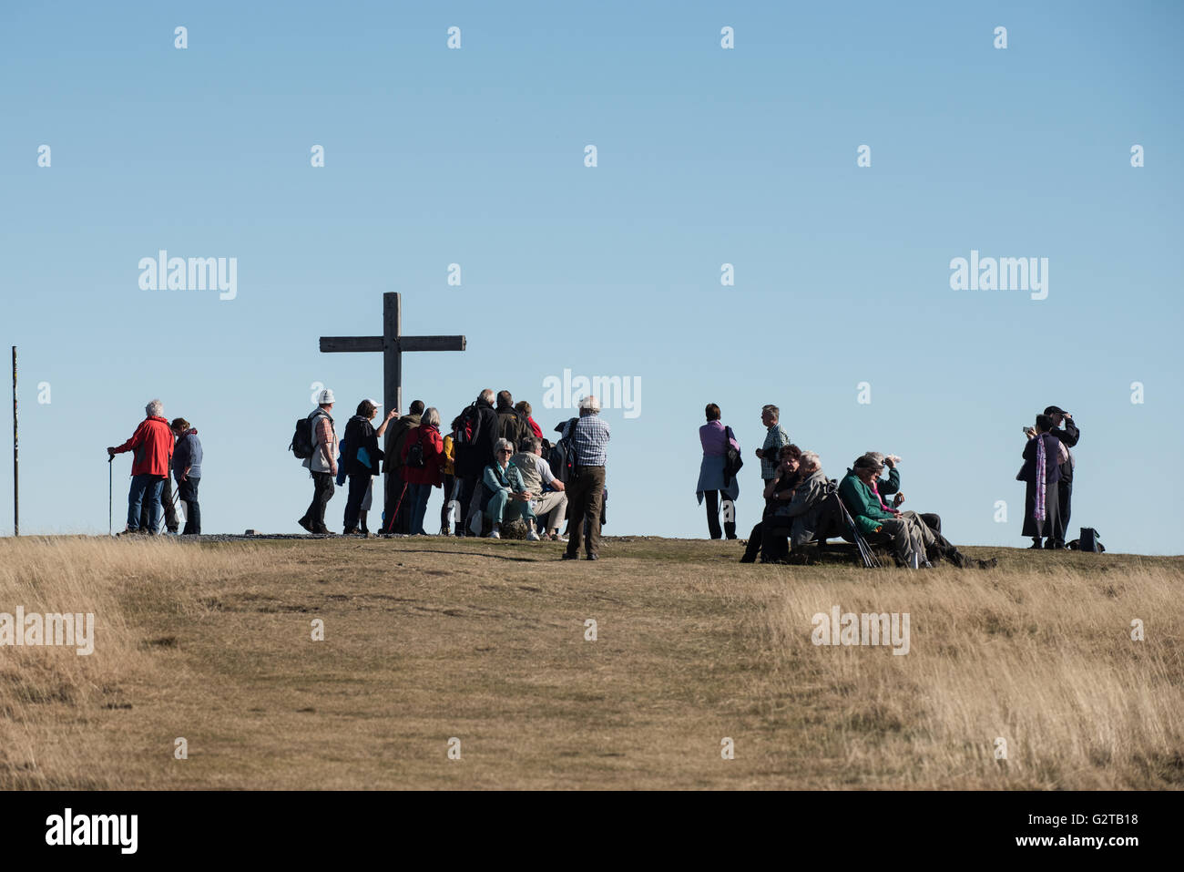 27.10.2015, Schoenau im Schwarzwald, Baden-Wuerttemberg, Germany - People at the summit cross on the Belchen. 00K151029D480CAROEX.JPG - NOT for SALE in G E R M A N Y, A U S T R I A, S W I T Z E R L A N D [MODEL RELEASE: NO, PROPERTY RELEASE: NO, (c) caro photo agency / Kaiser, http://www.caro-images.com, info@carofoto.pl - Any use of this picture is subject to royalty!] Stock Photo