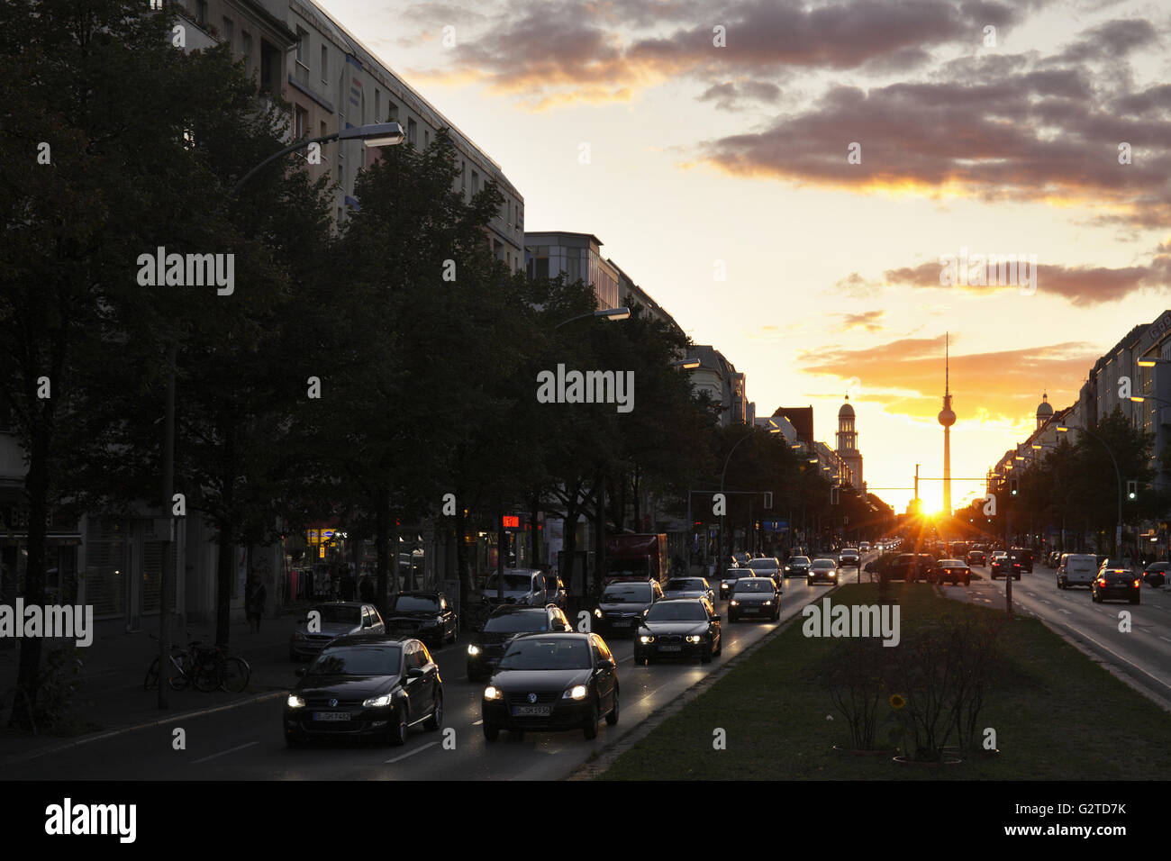 07.09.2015, Berlin, Berlin, Germany - Heavy traffic Karl-Marx-Allee in Berlin-Friedrichshain. 00P150907D244CAROEX.JPG - NOT for SALE in G E R M A N Y, A U S T R I A, S W I T Z E R L A N D [MODEL RELEASE: NOT APPLICABLE, PROPERTY RELEASE: NO, (c) caro photo agency / Muhs, http://www.caro-images.com, info@carofoto.pl - Any use of this picture is subject to royalty!] Stock Photo