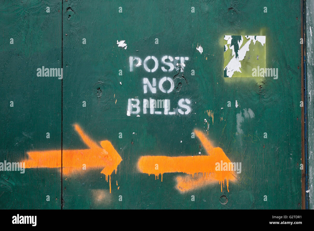 24.10.2015, New York City, New York, USA - Hoarding and the inscription Post No Bills in Manhattan. 00P151024D177CAROEX.JPG - NOT for SALE in G E R M A N Y, A U S T R I A, S W I T Z E R L A N D [MODEL RELEASE: NOT APPLICABLE, PROPERTY RELEASE: NO, (c) caro photo agency / Muhs, http://www.caro-images.com, info@carofoto.pl - Any use of this picture is subject to royalty!] Stock Photo