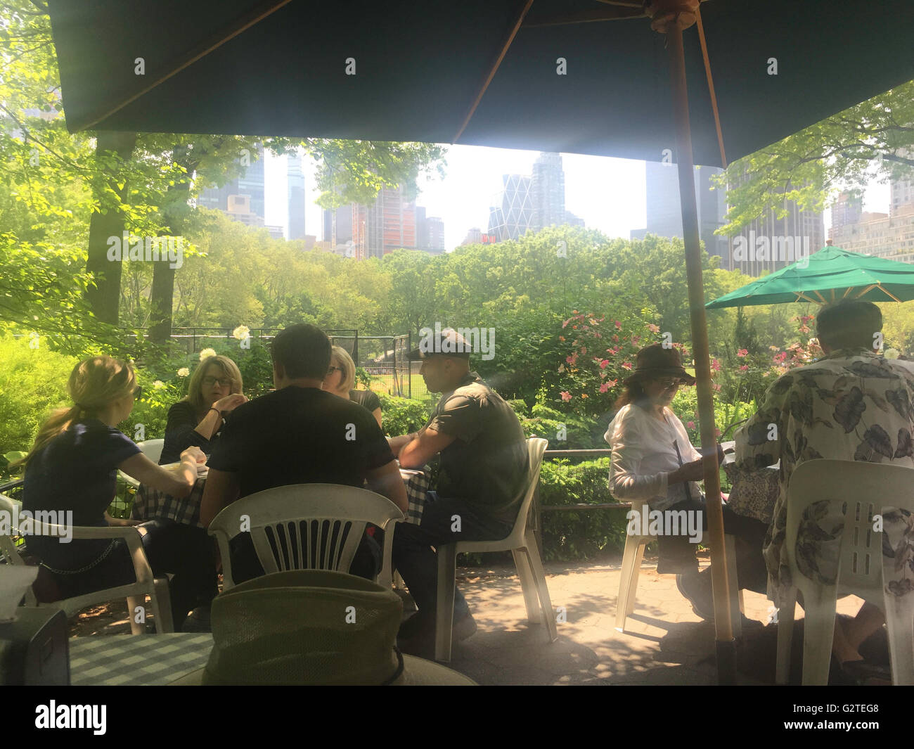 Patrons Enjoying Ballfields Cafe, Central Park, NYC, USA Stock Photo Alamy