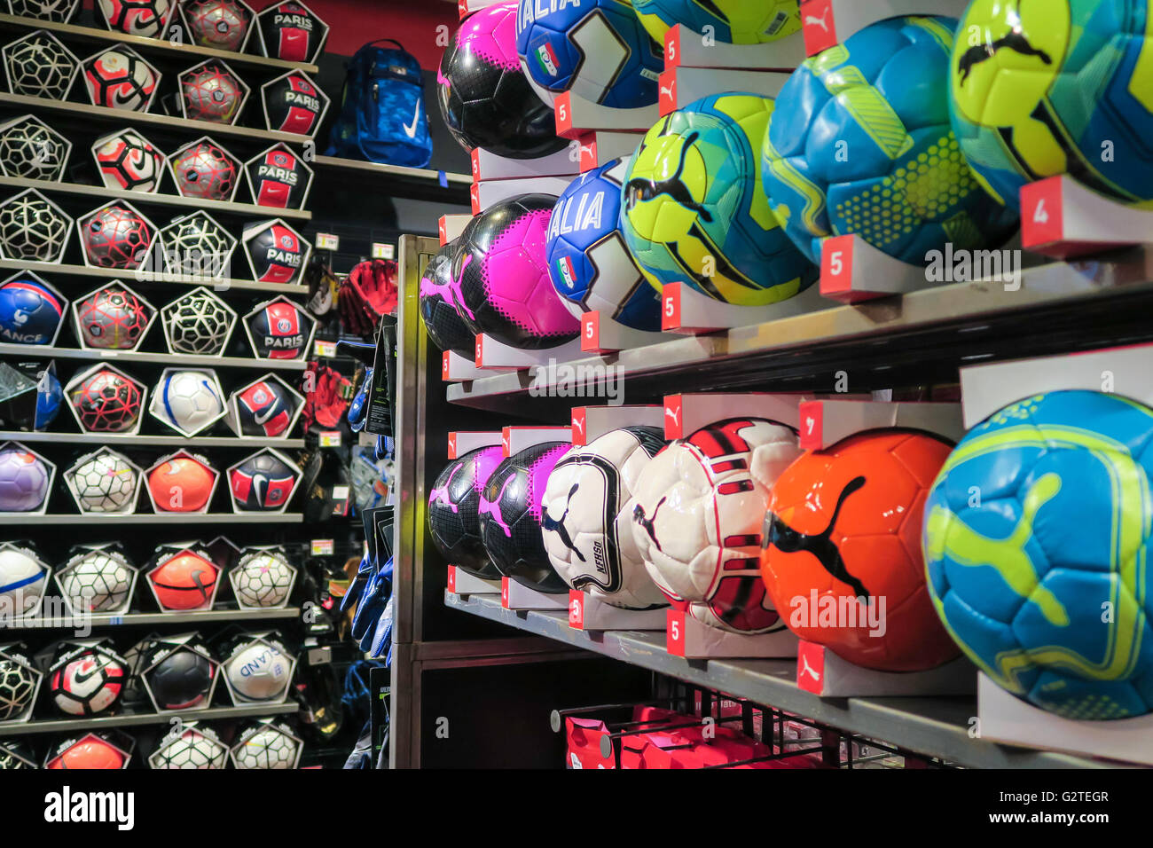 May 26, 2019 Emeryville / CA / USA - Interior view of Decathlon Sporting  Goods flagship store, the first open in the San Francisco bay area, near  Oakl Stock Photo - Alamy