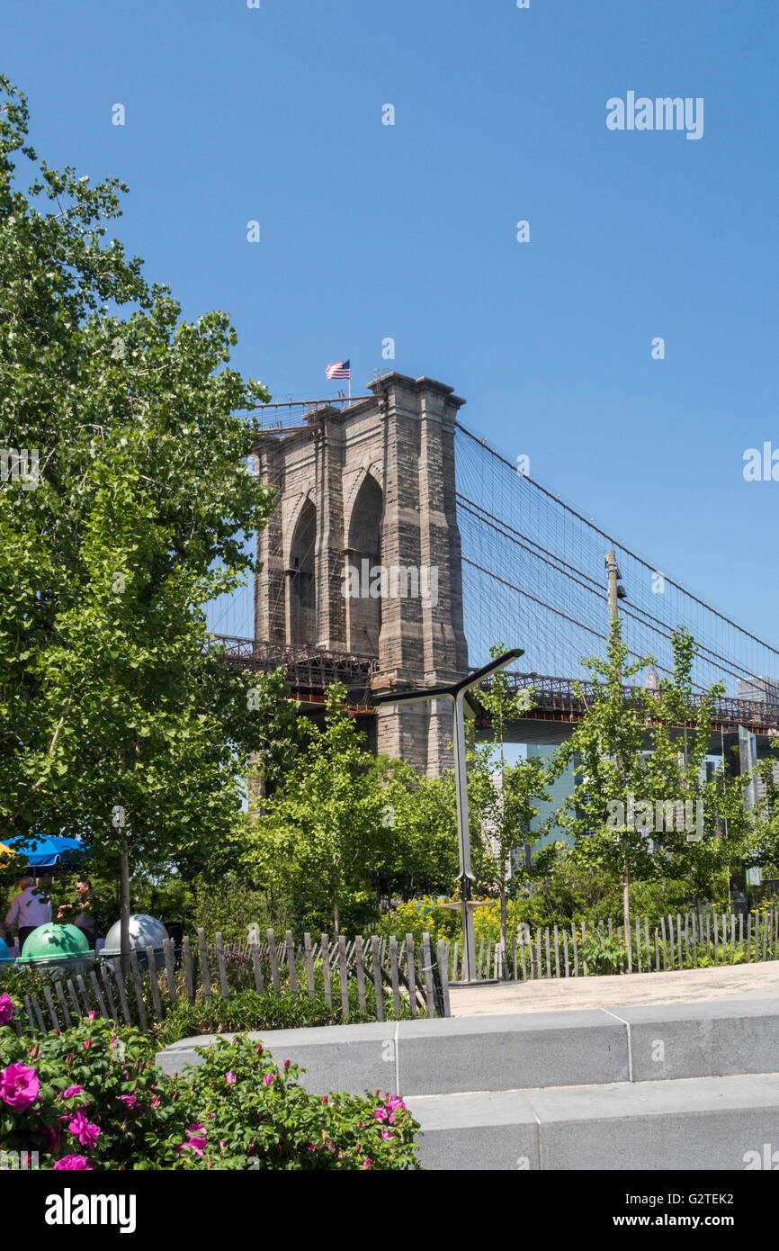 Brooklyn bridge park blue sky hi-res stock photography and images - Alamy