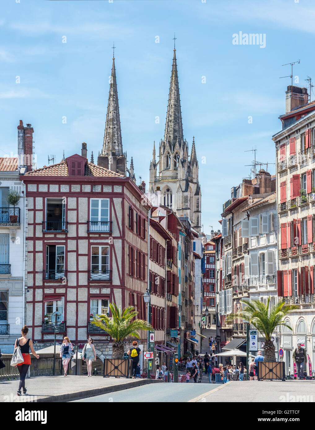 Pont Marengo bridge over Le Nive river with the Cathedral of Sainte-Marie de Bayonne, in background. Aquitaine, France. Stock Photo