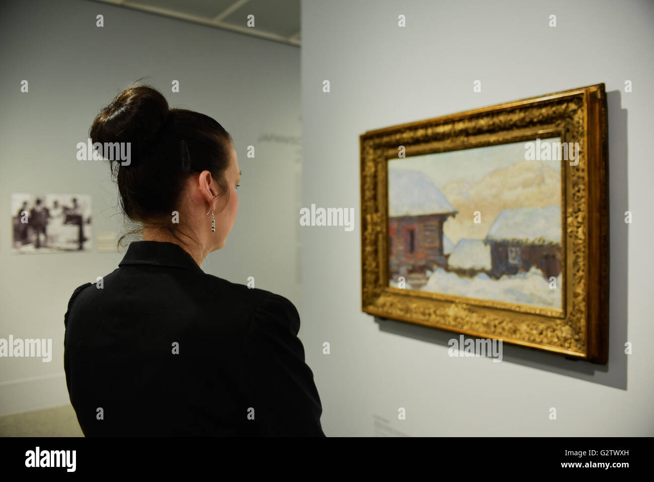 07.10.2015, Bonn, North Rhine-Westphalia, Germany - In the Bonn Art and Exhibition Hall will be held from 8 October 2015 until 21 February 20156 the exhibition Japan's love of Impressionism instead. Photo: View of the exhibition, image of Claude Monet, Houses in the snow and the mountain Kolsaas (li), 1895. Germany, Bonn, 07.10.2015 - In the Bonn Art and Exhibition Hall will be held from 8 October 2015 to 21 February 20156, the exhibition Japan's love of Impressionism instead. Photo: View of the exhibition, image of Claude Monet, Houses in the snow and the mountain Kolsaas (li), 1895th ESP1510 Stock Photo
