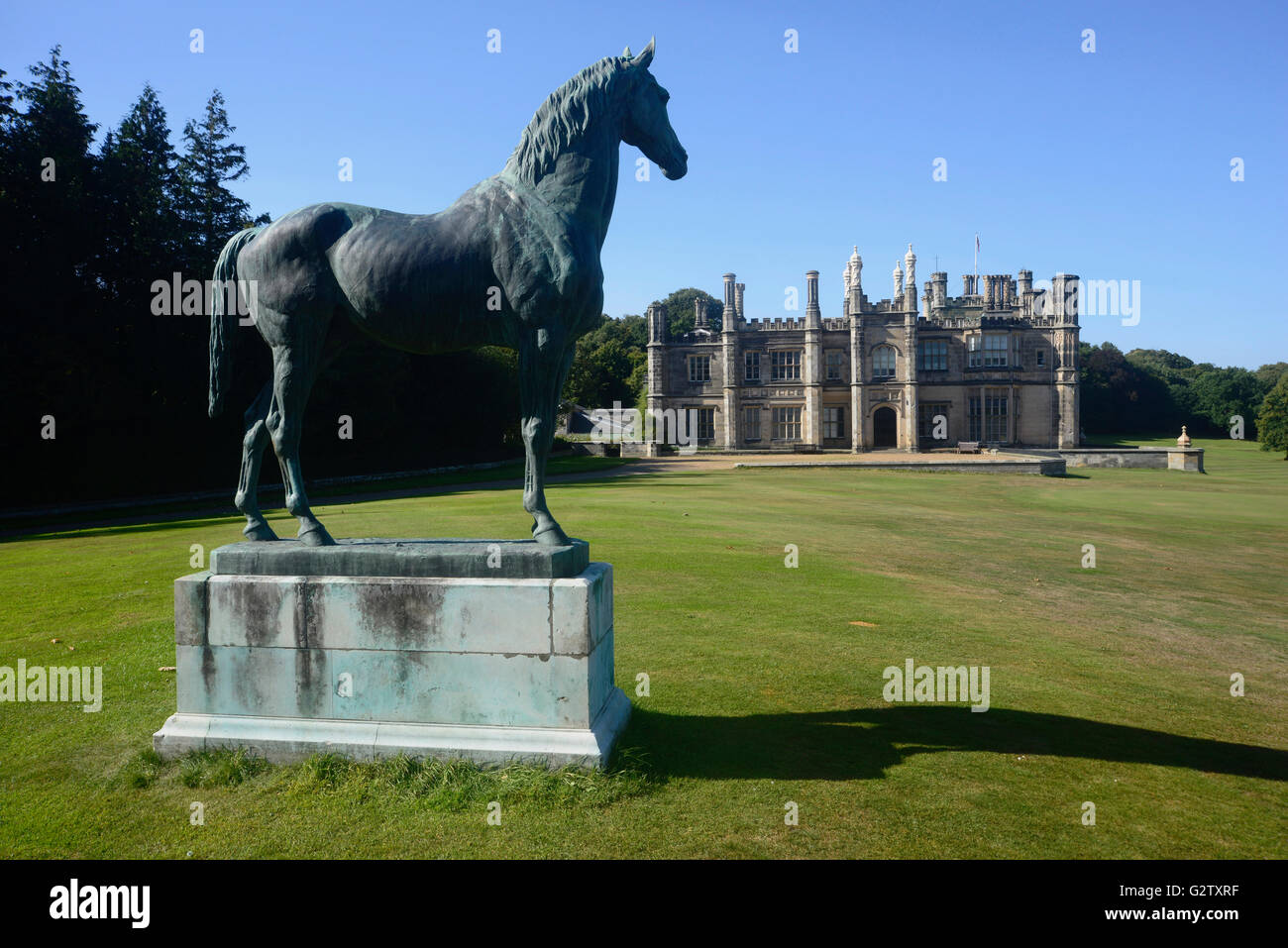 Scotland, Edinburgh, Dalmeny House & estate gardens, bronze statue of 'King Tom' race winning stallion of 1871 that founded the de Rothschild stud at Mentmore, England.. Stock Photo