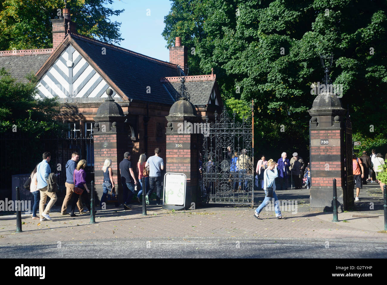 Scotland, Glasgow, West End, Botanic Gardens, gardens entrance gate