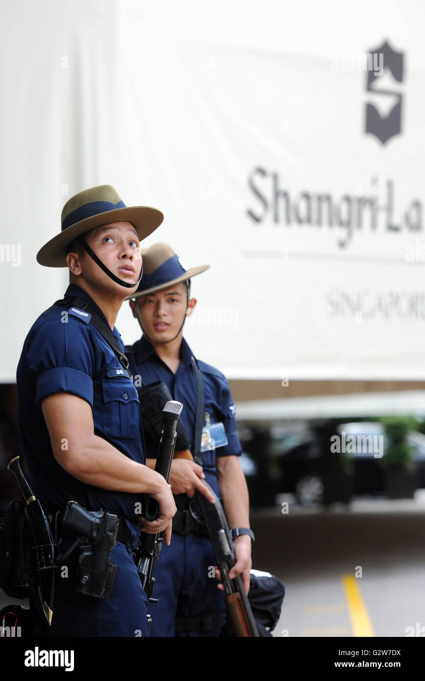 Singapore. 3rd June, 2016. Gurkha policemen stand guard during the 15th  Shangri-La Dialog at Shangri-La Hotel in Singapore June 3, 2016. The  three-day Shangri-La Dialog opened on Friday. © Then Chih Wey/Xinhua/Alamy