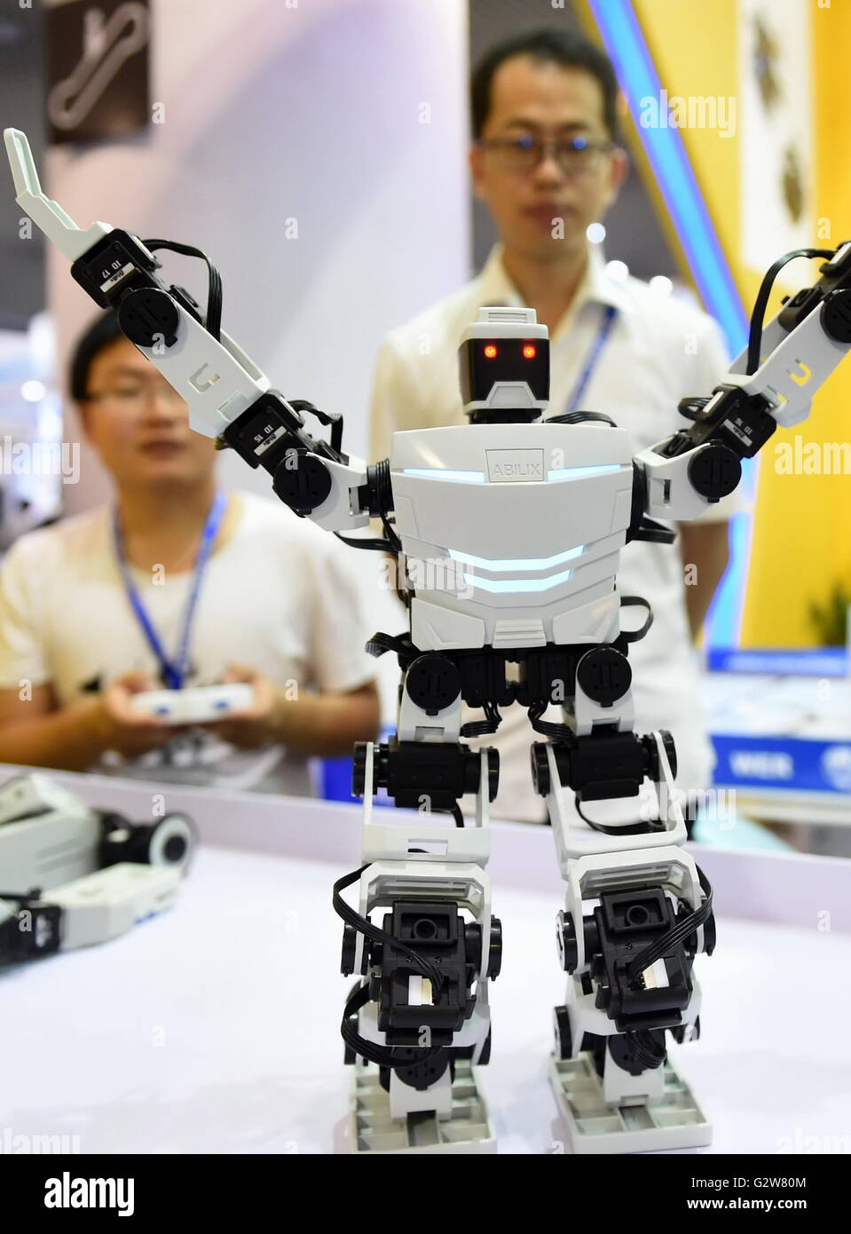 Xiamen, China's Fujian Province. 3rd June, 2016. An educational robot performs during the China (Xiamen) International Internet of Things Expo and Forum 2016 in Xiamen, southeast China's Fujian Province, June 3, 2016. © Lin Shanchuan/Xinhua/Alamy Live News Stock Photo