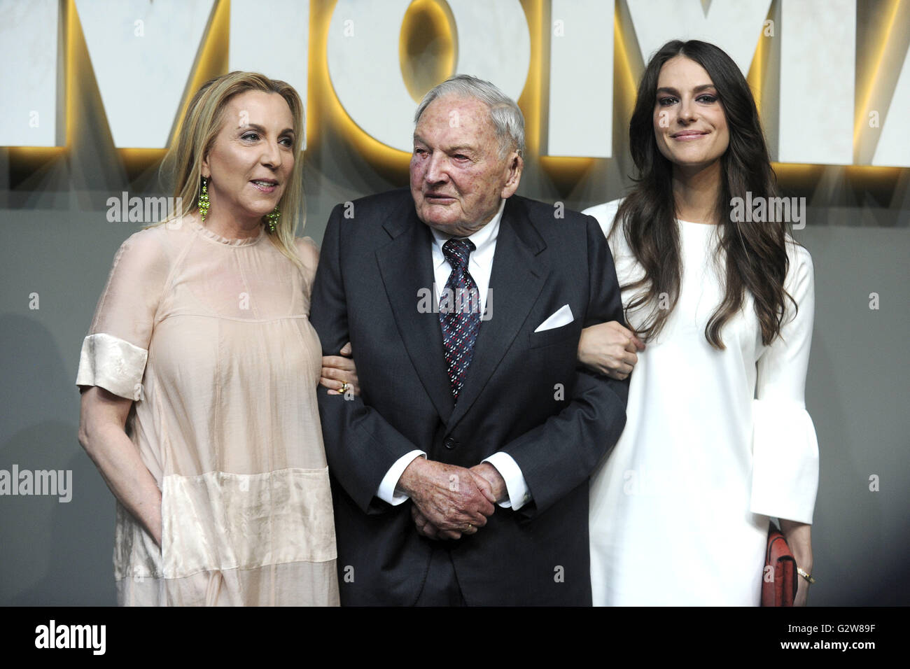 New York City. 1st June, 2016. Susan Rockefeller, David Rockefeller Sr. and Ariana Rockefeller attend the 2016 Museum of Modern Art Party in the Garden at Museum of Modern Art on June 1, 2016 in New York City. | Verwendung weltweit/picture alliance © dpa/Alamy Live News Stock Photo
