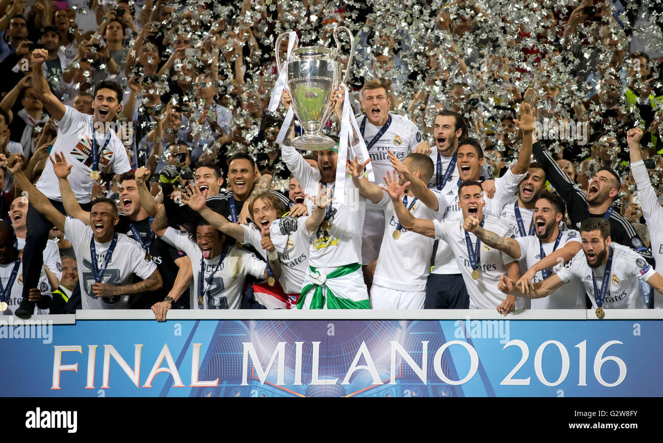 Real's Sergio Ramos (C) cheers with his teammates as he holds the trophy in his hands after the  UEFA Champions League final soccer match Real Madrid vs Atletico Madrid in Milan, Italy, 28 May 2016. Photo: Thomas Eisenhuth/dpa  - NO WIRE SERVICE - Stock Photo