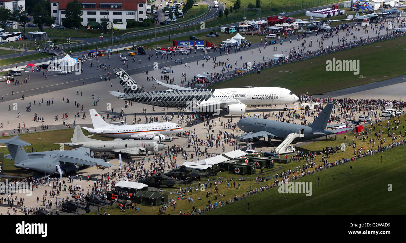 Schoenefeld, Germany. 3rd June, 2016. Visitors during the first open