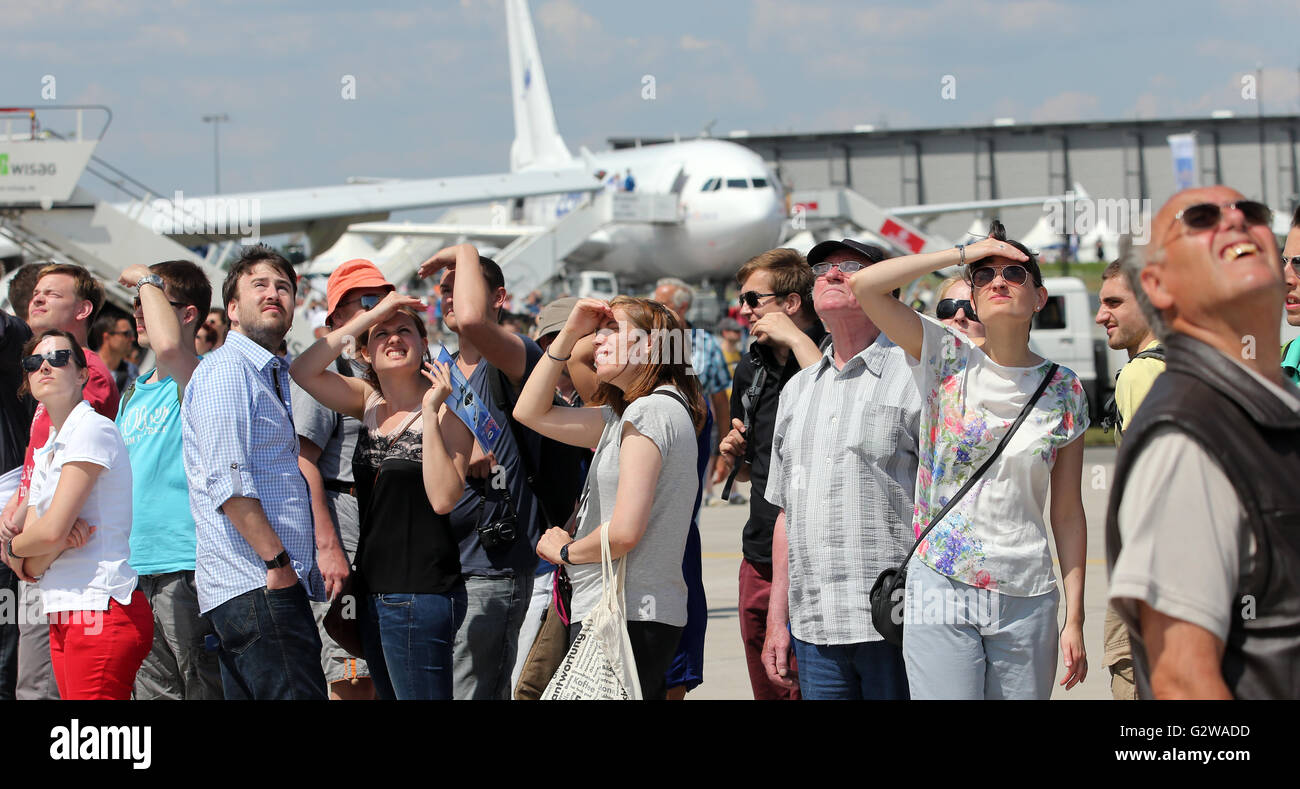 Schoenefeld, Germany. 3rd June, 2016. Visitors during the first open