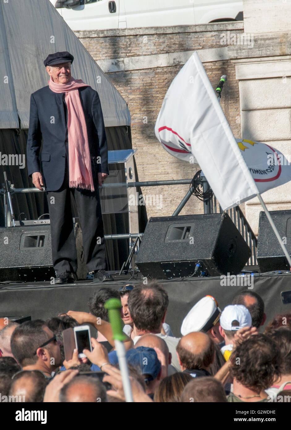 Rome, Italy. 03rd June, 2016. Nobel Prize winner Dario Fo on stage at the final rally in Rome mayor candidate of the Movement 5 Stars Virginia Raggi Credit:  Patrizia Cortellessa/Alamy Live News Stock Photo