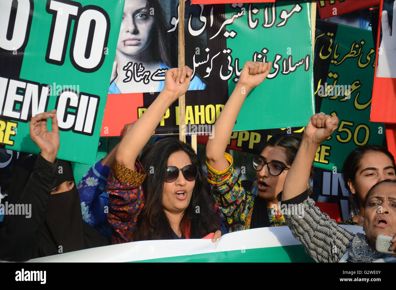 Lahore, Pakistan. 03rd June, 2016. Women activists of Pakistan Peoples