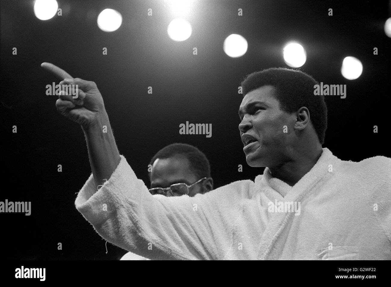 Cassius CLAY Muhammad Ali, USA, Boxer, nach seinem Kampf gegen Joseph William Joe Frazier, im Bademantel im Ring, Brustbild, Gestik, gestikuliert, Siegerpose, SW-Aufnahme, Schwarzweissaufnahme, 01.10.1975 | usage worldwide Stock Photo