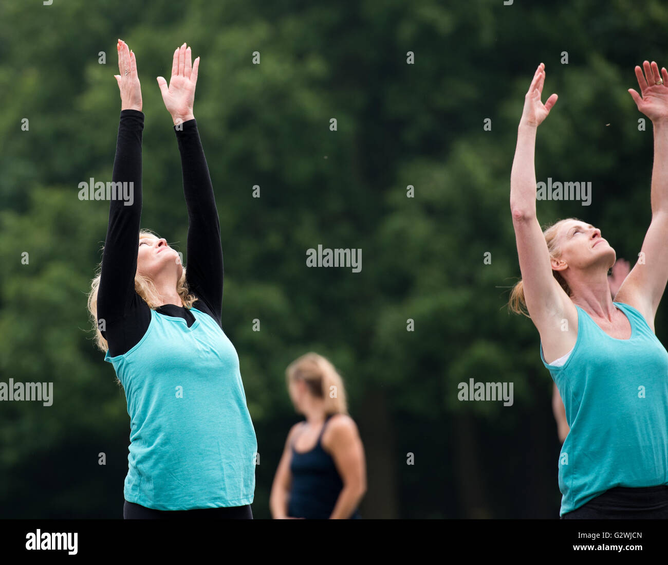 Brentwood, Essex, UK, 4th June 2016, Sun salutation at mass yogathon in aid of MIND Credit:  Ian Davidson/Alamy Live News Stock Photo