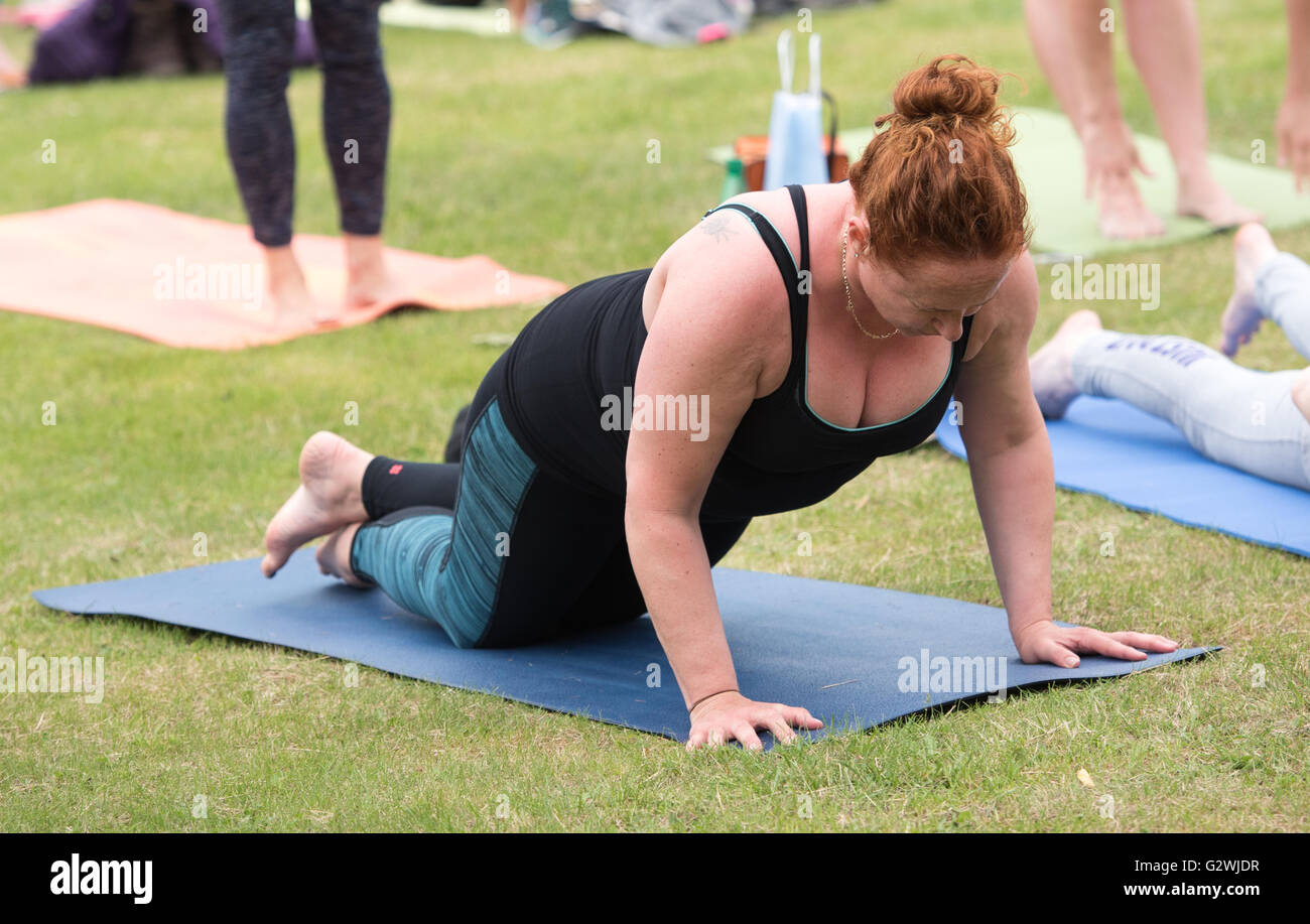 Brentwood, Essex, UK, 4th June 2016, Sun salutation at mass yogathon in aid of MIND Credit:  Ian Davidson/Alamy Live News Stock Photo