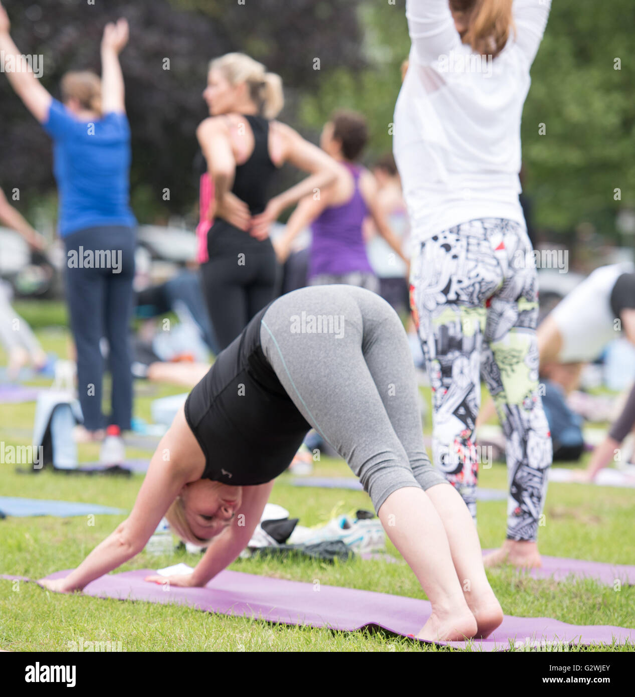 Brentwood, Essex, UK, 4th June 2016, Sun salutation at mass yogathon in aid of MIND Credit:  Ian Davidson/Alamy Live News Stock Photo