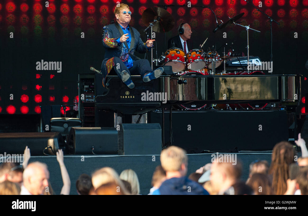 Uelzen, Germany. 3rd June, 2016. British singer Sir Elton John performing at the Uelzen Open R Festival in Uelzen, Germany, 3 June 2016. It is his only concert in northern Germany. PHOTO: PHILIPP SCHULZE/DPA/Alamy Live News Stock Photo