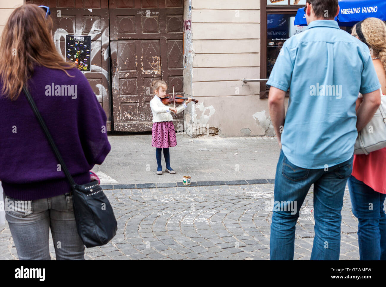 Young girl playing violin on the street Stock Photo - Alamy