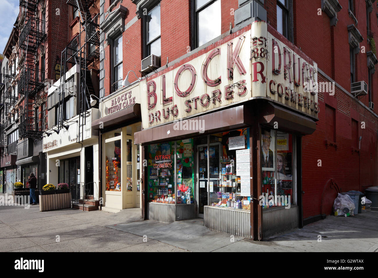 27.10.2015, New York City, New York, USA - Block Drug Stores in the 2nd Avenue in Manhattan. 00P151027D284CAROEX.JPG - NOT for SALE in G E R M A N Y, A U S T R I A, S W I T Z E R L A N D [MODEL RELEASE: NO, PROPERTY RELEASE: NO, (c) caro photo agency / Muhs, http://www.caro-images.com, info@carofoto.pl - Any use of this picture is subject to royalty!] Stock Photo