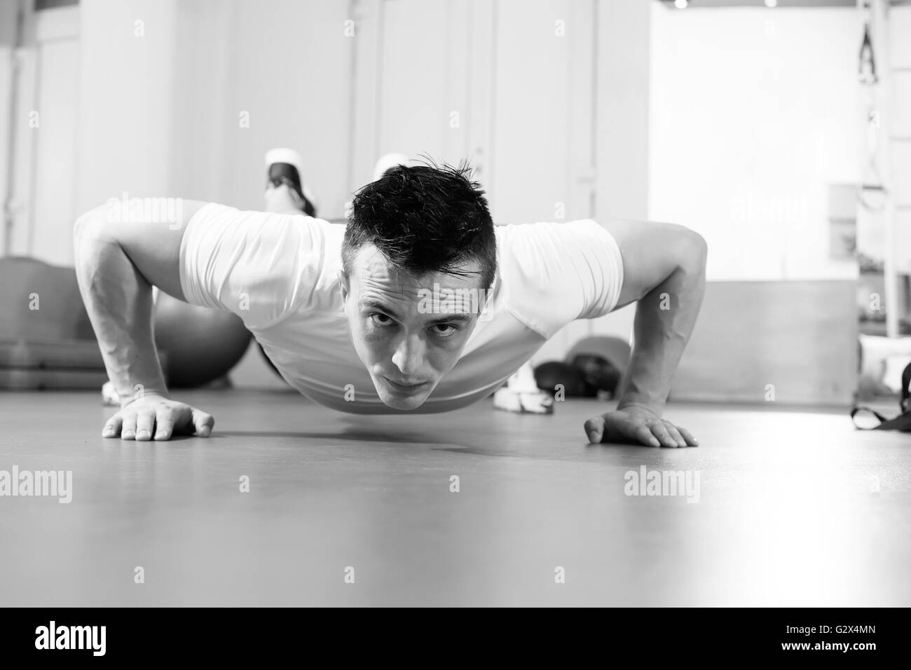 A muscular man doing a pushups at the crossfit gym Stock Photo - Alamy