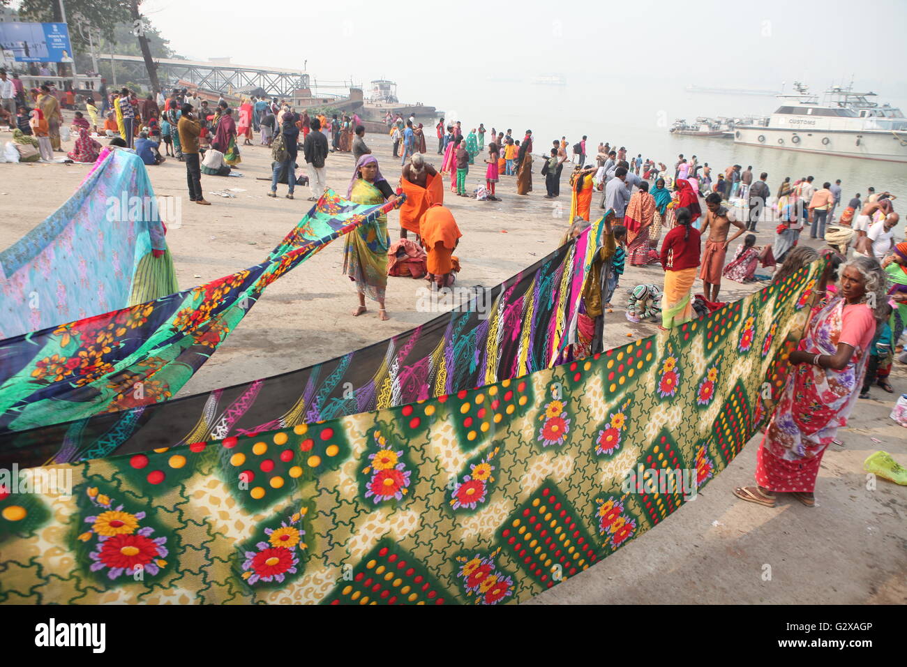 Wet sari hi-res stock photography and images - Alamy