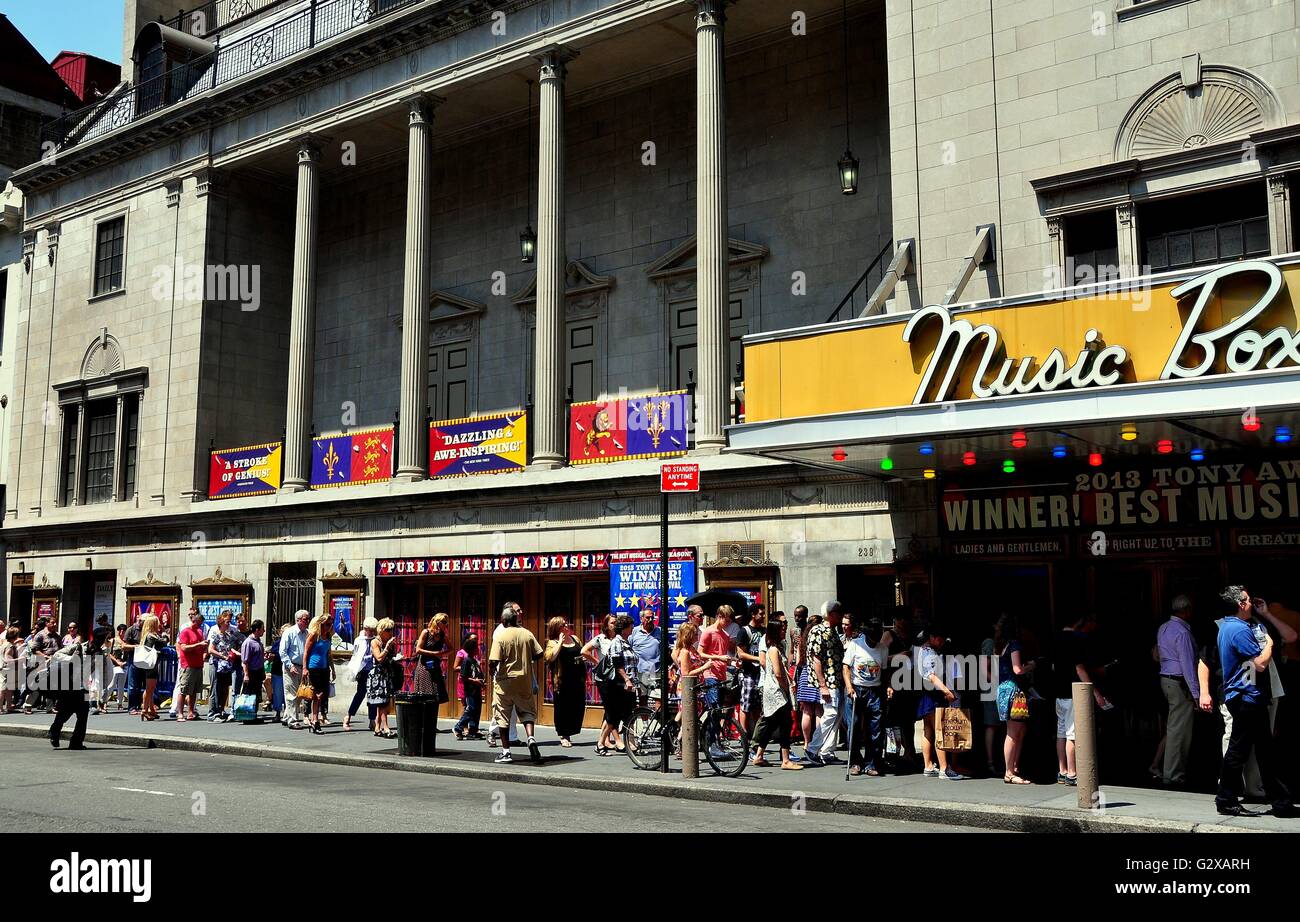 New York City:  Theatre-goers queue to buy tickets to the smash hit musical 'Pippin' at the Music Box Theatre Stock Photo