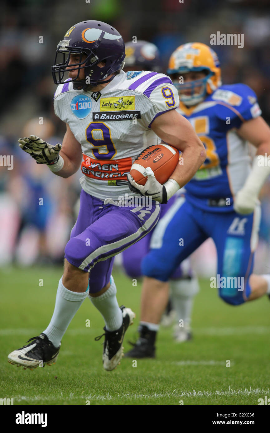 American football, DB Peter Tutsch, No. 9 Vikings, runs with the ball