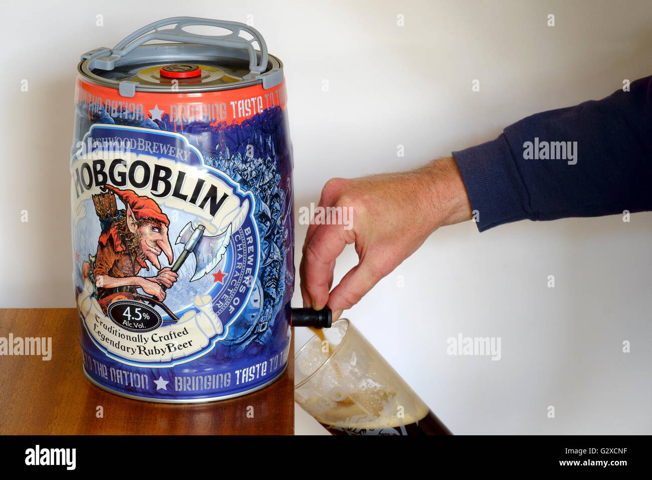 a man pouring a pint of hobgoblin ruby beer from wychwood brewery england Stock Photo