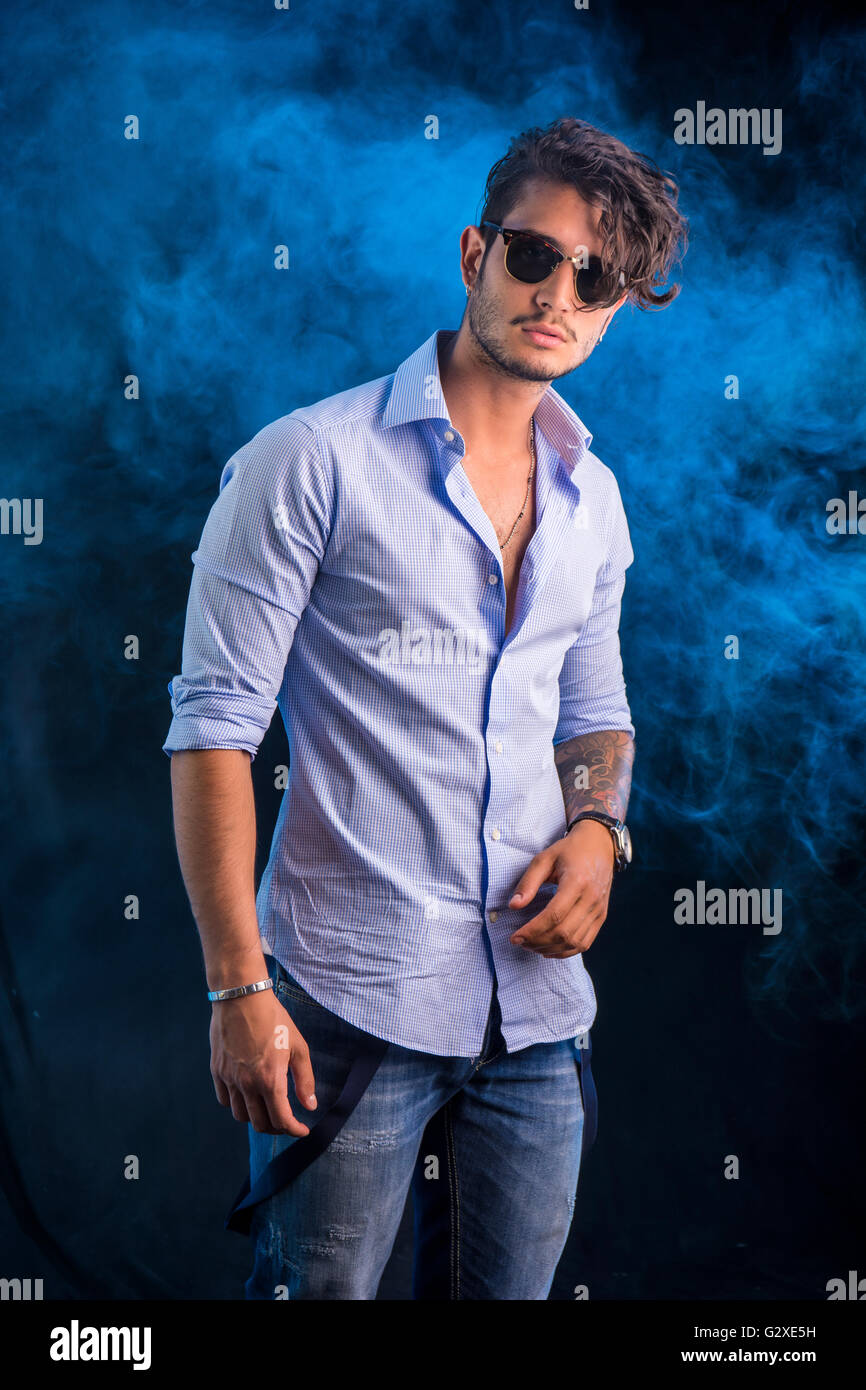 dark jeans light blue shirt
