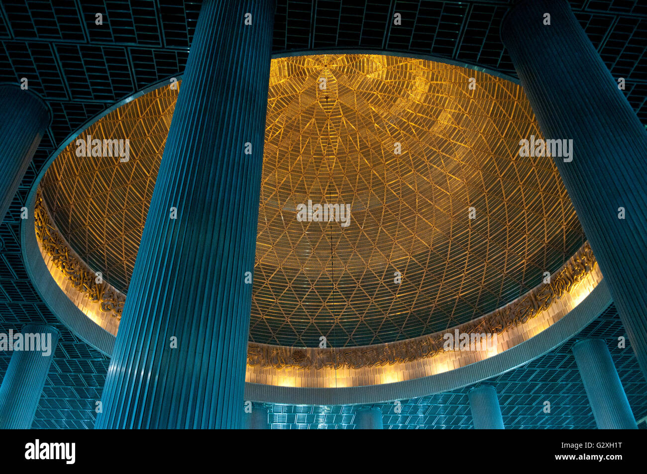 Jakarta, Masjid Istiqlal, Architecture Of The Dome And Pillars Inside Modern Mosque Stock Photo