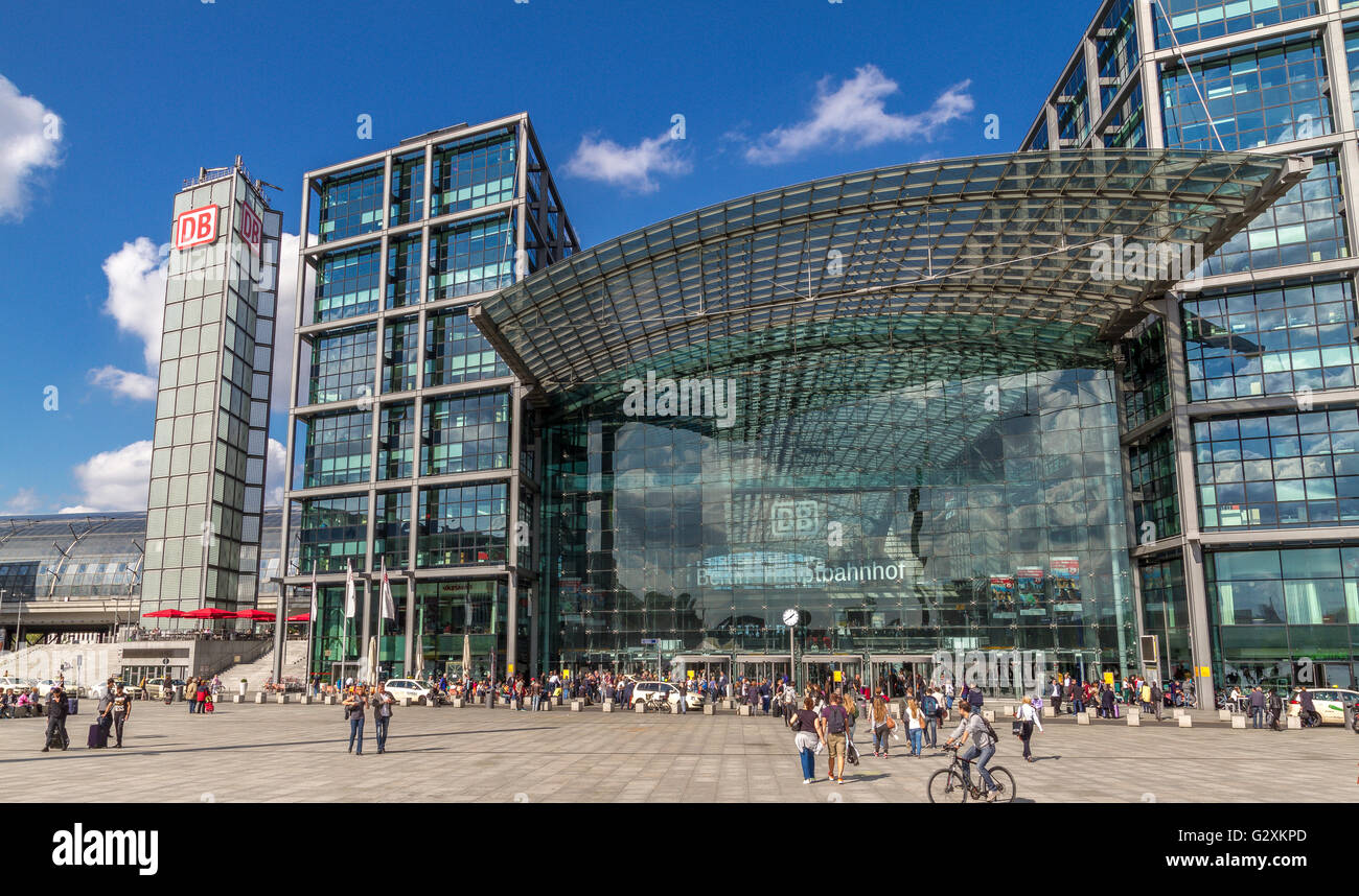 The front main entrance to Berlin Hauptbahnhof Station , Berlin's main ...