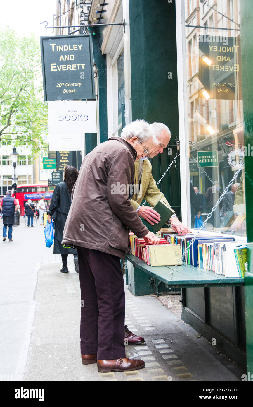 People searching for rare and antiquarian bookshops on Cecil Court, Covent Garden, London, UK Stock Photo