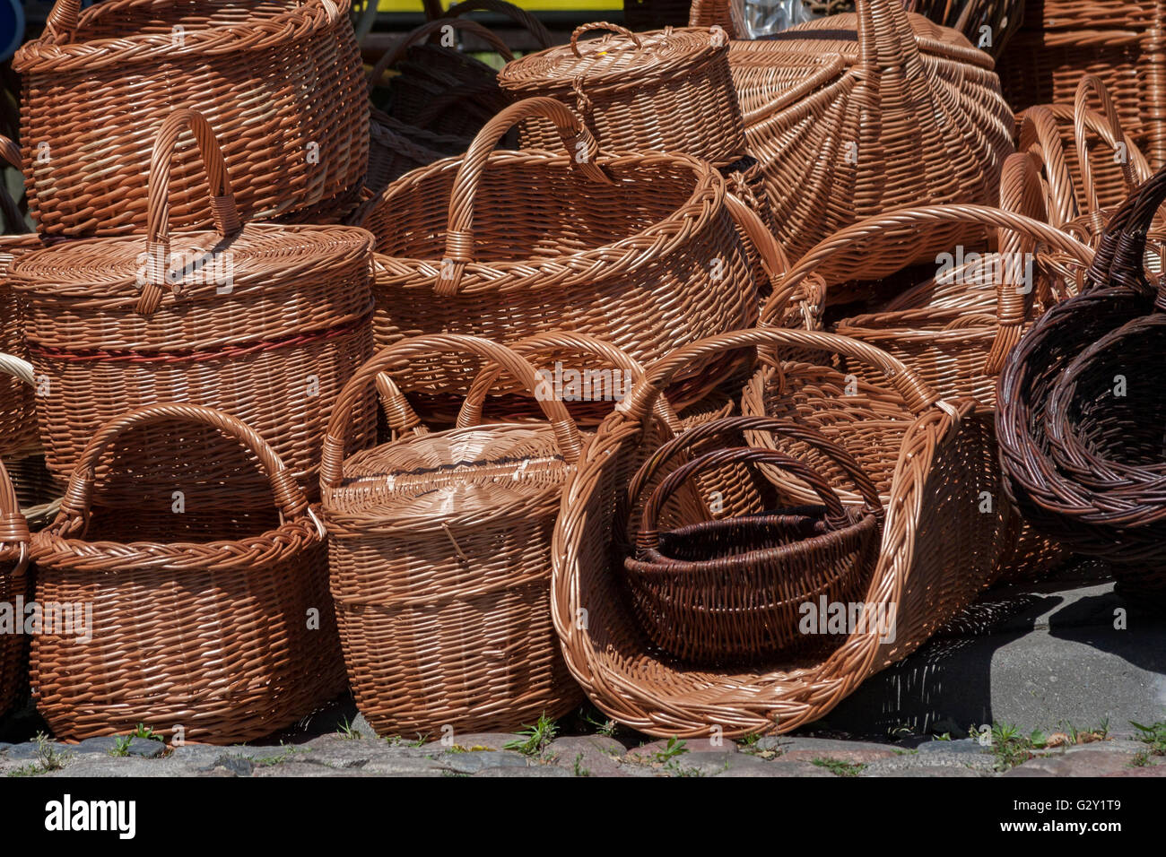 Old fashion shopping basket hi-res stock photography and images - Alamy