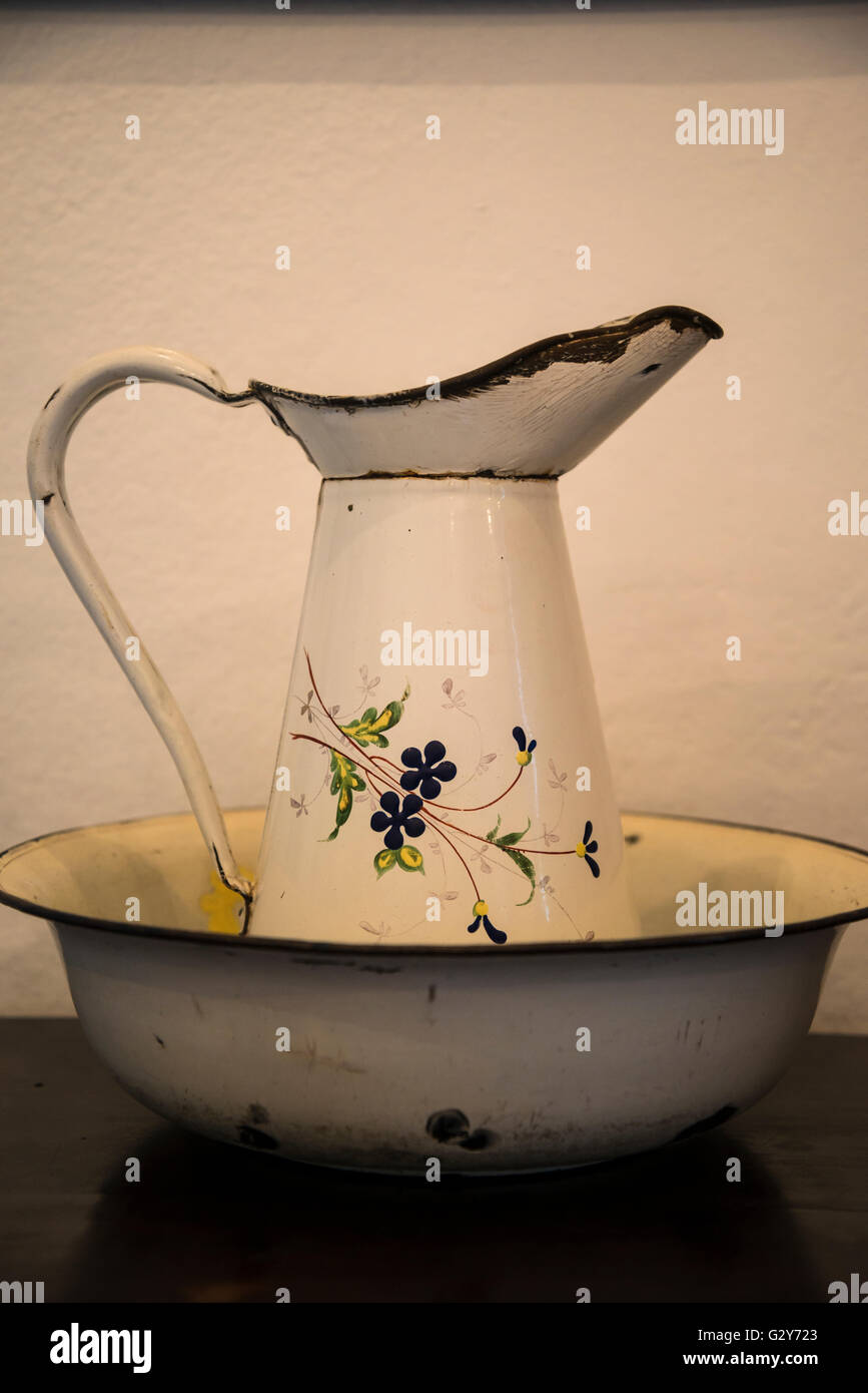 Old-fashioned Jug and wash bowl Stock Photo - Alamy