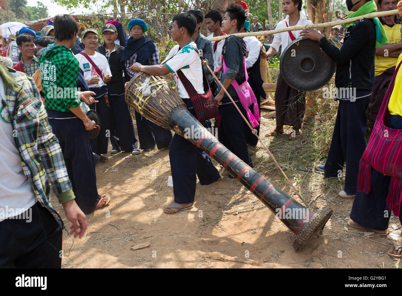 Pa'O man playing a huge drum during National Day in Demoso, Kayah State, Myanmar Stock Photo