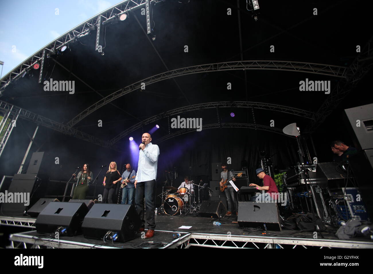 Irlam, Manchester, UK. 4th June, 2016. English soul singer Kenny Thomas