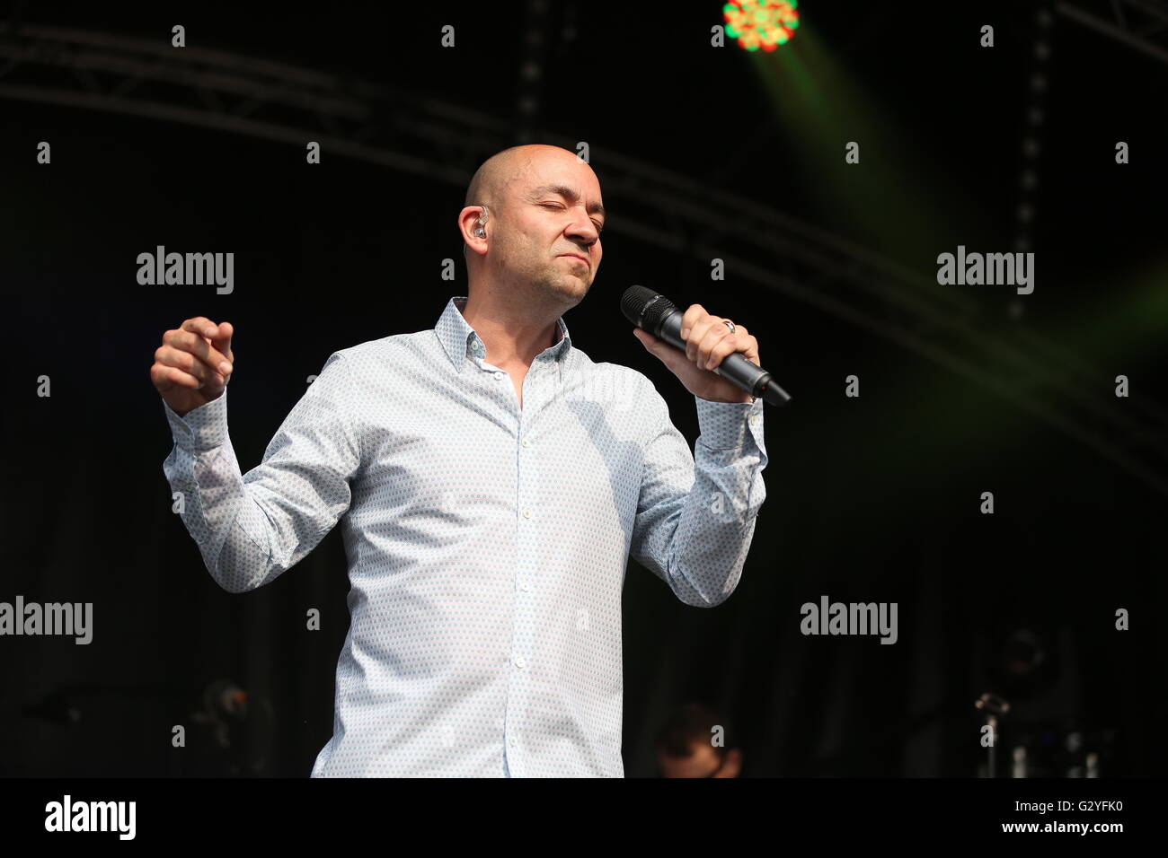 Irlam, Manchester, UK. 4th June, 2016. English soul singer Kenny Thomas