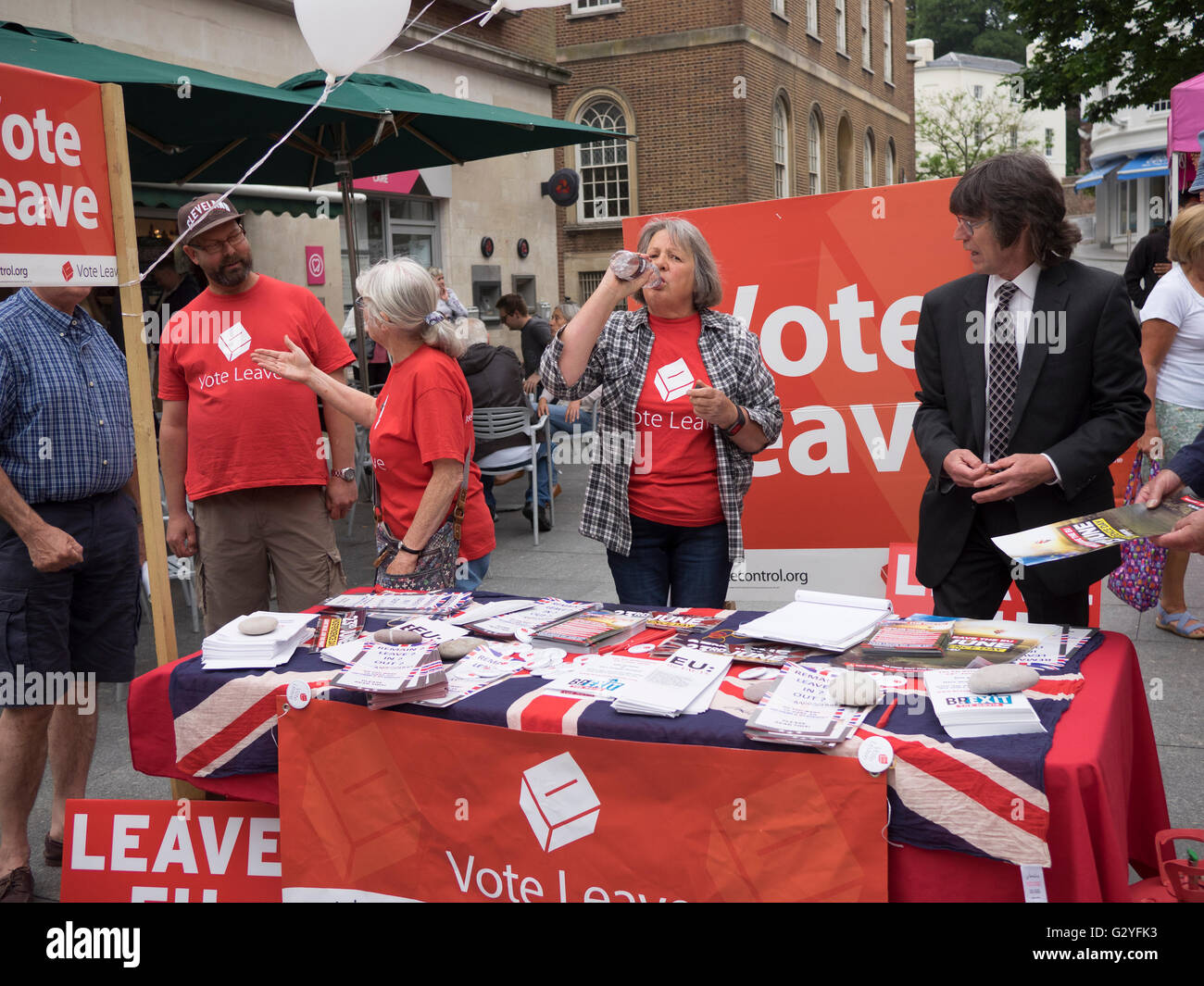 Exeter High St UK 4 June 2016 Rival referendum campaigners woo Saturday shoppers brexit Credit:  Anthony Collins/Alamy Live News Stock Photo